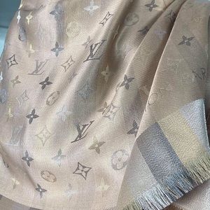 Louis Vuitton Brand New Shawl, Never been use